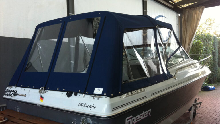 Fahrverdeck 2-teilig aus Yachmaster Classic mit Fenstern und Reißverschlüssen