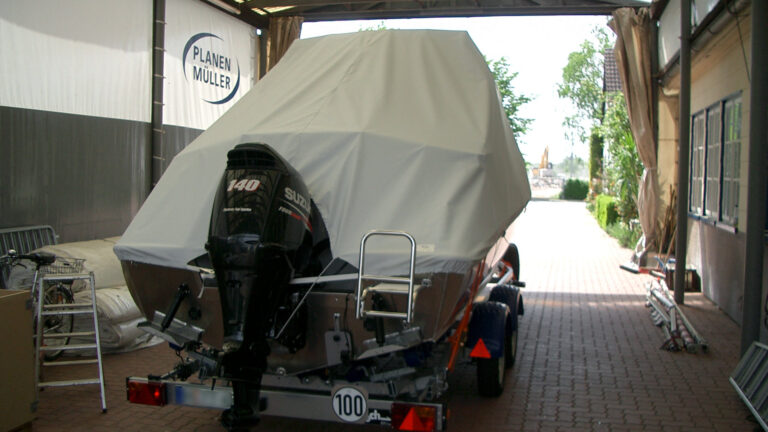Transportpersenning aus Poly-Cover-Mono mit Gurtbändern gespannt